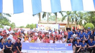 함께하는 사랑밭, 공동모금회 지원으로 신한카드와 함께 개발도상국 아동들에게 책가방 전달